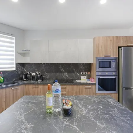 Apartment Stunning With Pool-hosted By Sweetstay *