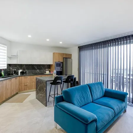Apartment Stunning With Pool-hosted By Sweetstay *