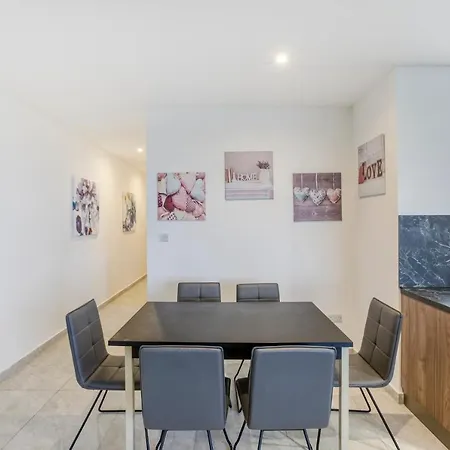 Apartment Stunning With Pool-hosted By Sweetstay *