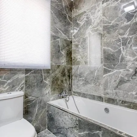 Apartment Stunning With Pool-hosted By Sweetstay *